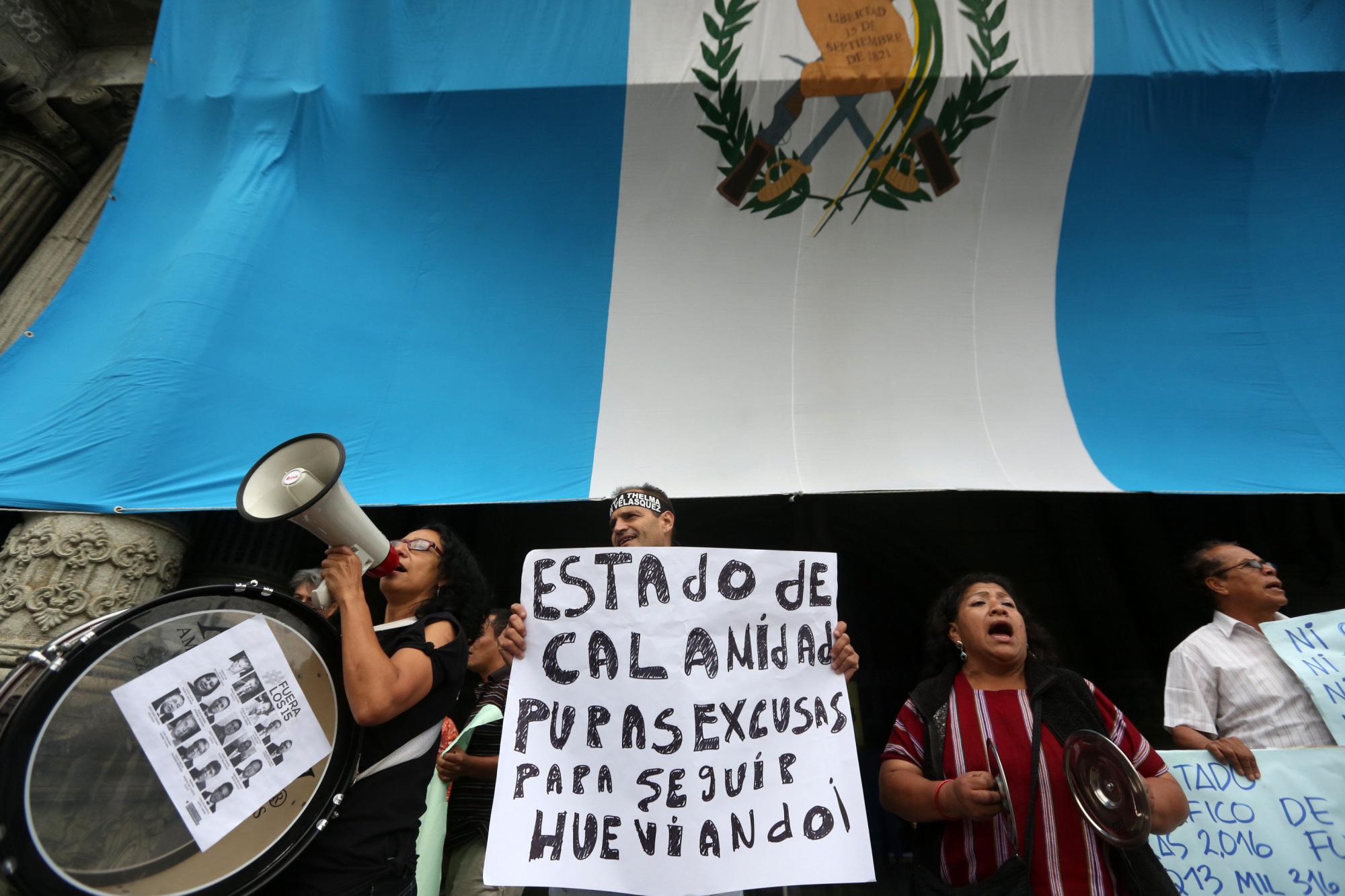 Grupo de guatemaltecos se manifiesta en contra del presidente Morales