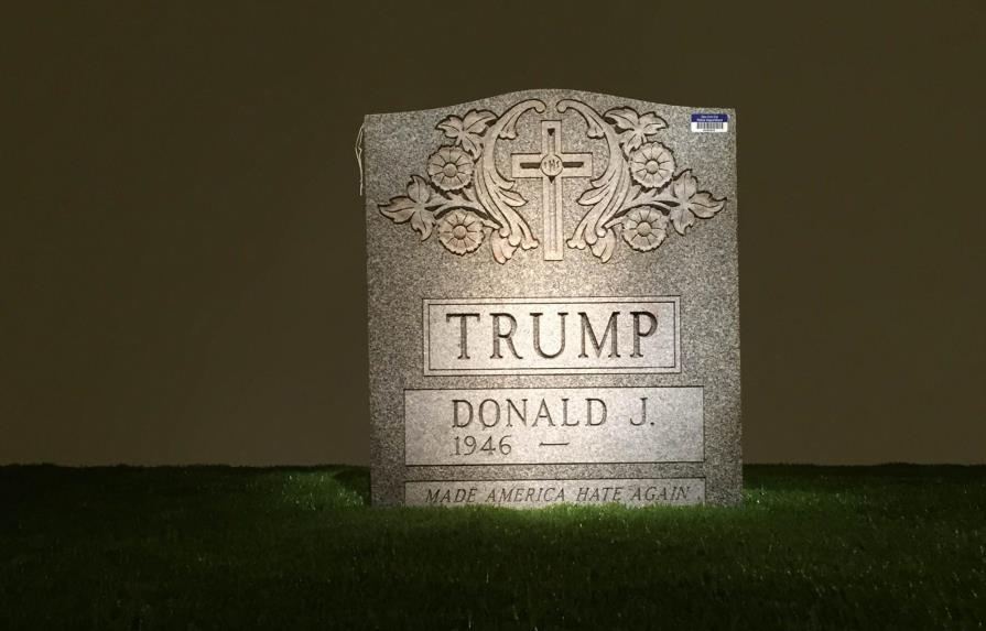 La “lápida de Trump” se expone en una galería de Nueva York 