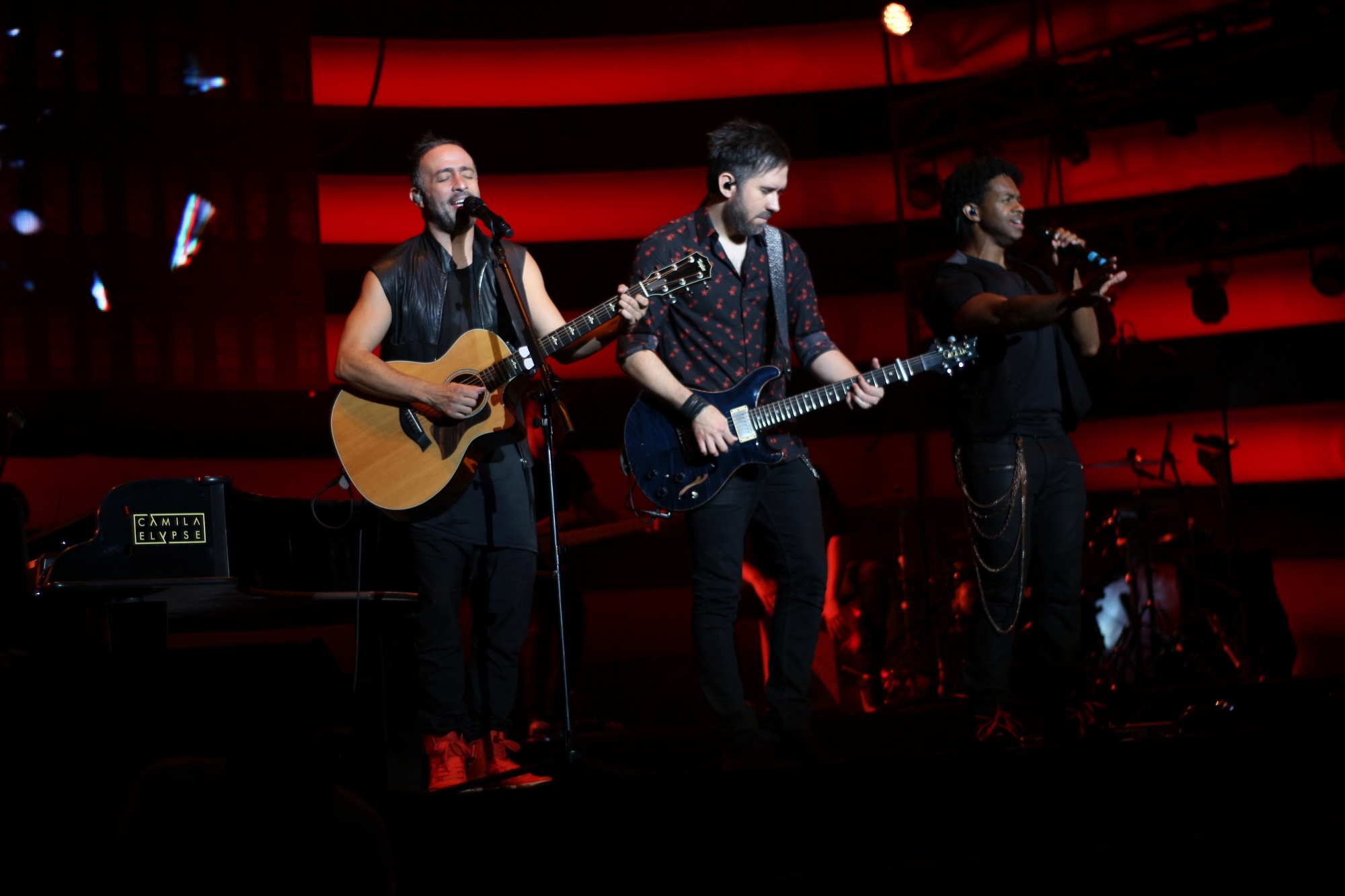 El grupo Camila durante su actuación.