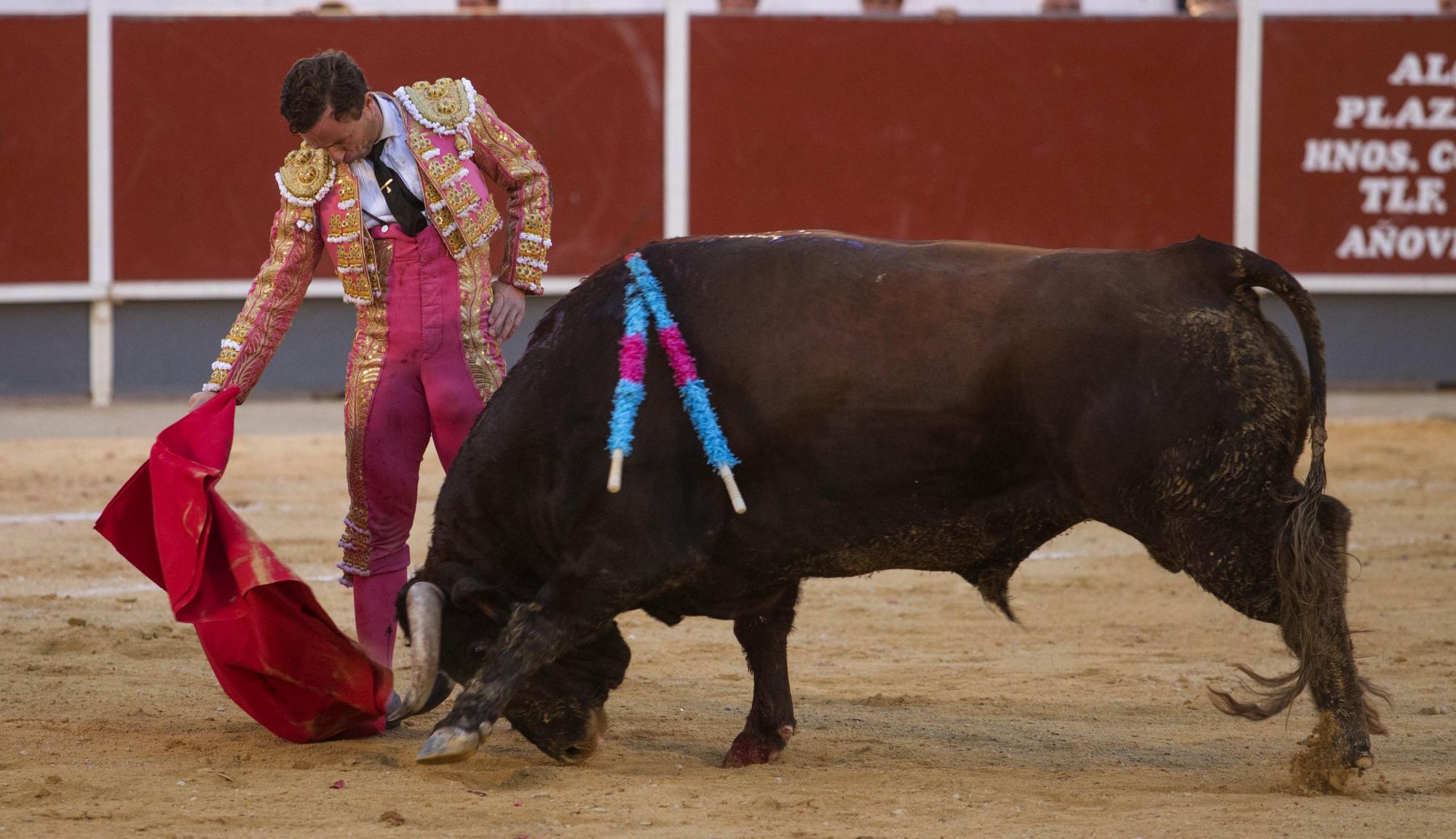 El diestro murciano Rafael Rubio ‘Rafaelillo’ con el capote durante la lidia del tercero de su lote, de la ganadería pacense de José Luis Iniesta.
