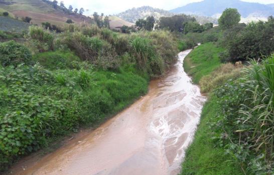 Organizaciones comunitarias exigen al Gobierno parar la destrucción del río Tireo