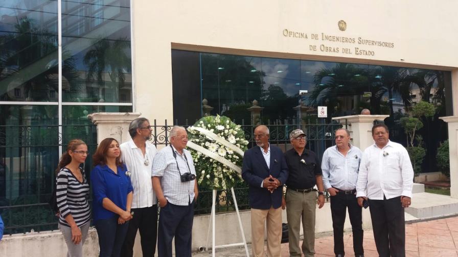 Depositan ofrenda floral en la OISOE por aniversario del suicidio de arquitecto 