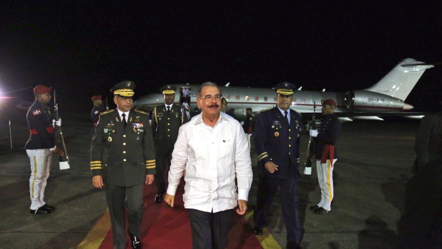 Medina retorna al país tras asistir a la firma de paz en Colombia