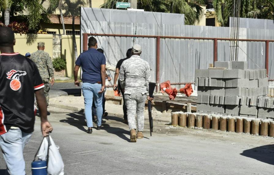 Ayuntamiento paraliza construcción en Naco que ocupaba acera