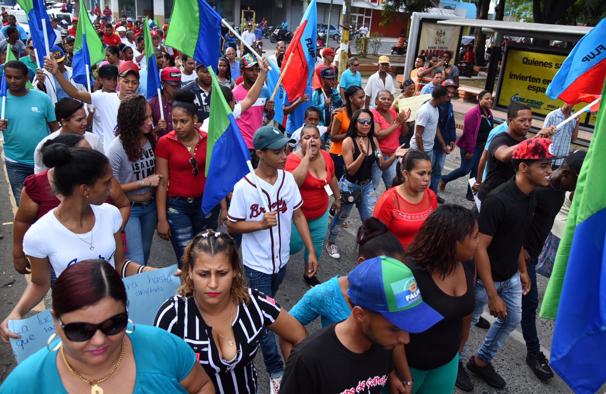 Organizaciones populares, comunitarias y empresariales en caminata.