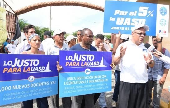 Profesores, empleados y estudiantes de la UASD marchan hacia el Palacio Nacional