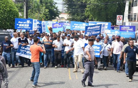 Profesores, empleados y estudiantes de la UASD marchan hacia el Palacio Nacional