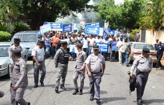 Gobierno recibe a empleados de la UASD que marcharon hasta el Palacio Nacional