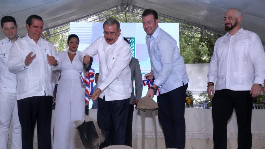 Presidente da primer palazo a la torre de apartamentos Le Parc Beach Front Juan Dolio Presidente da primer palazo a la torre de apartamentos Le Parc Beach Front Juan Dolio