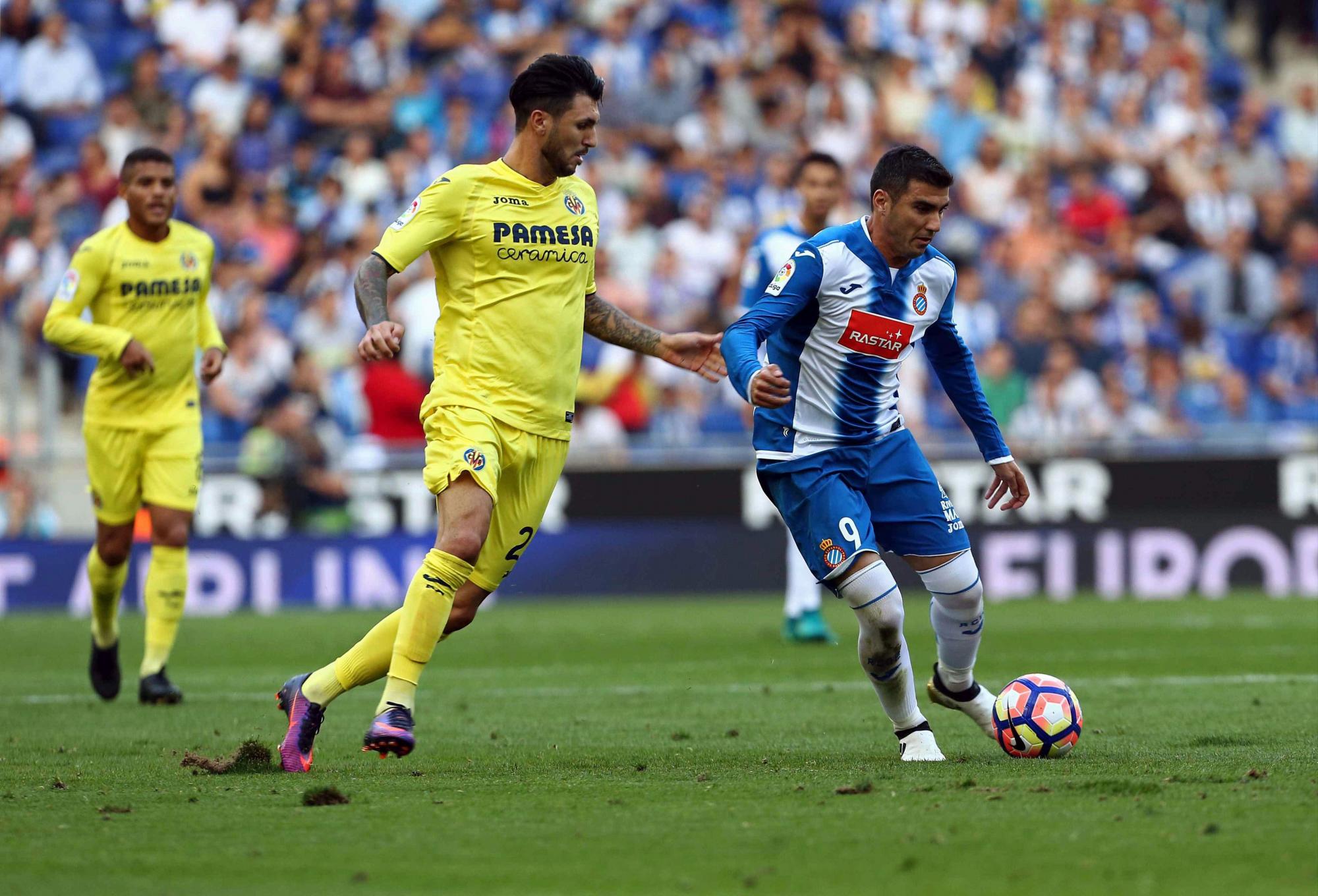 El delantero del RCD Espanyol, José Antonio Reyes (d), controla el balón ante el centrocampista del Villareal CF, Roberto Soriano (i).