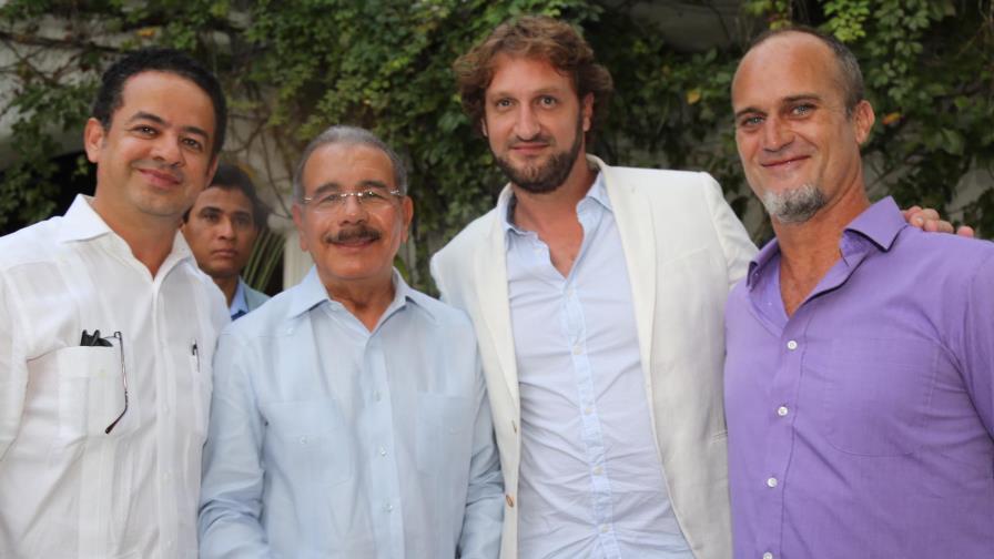 Presidente Medina visita de sorpresa Las Terrenas y les ofrece ayuda para el turismo