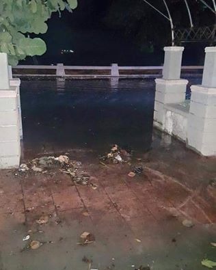 El agua del mar ha comenzado a invadir el malecón de San Pedro de Macorís