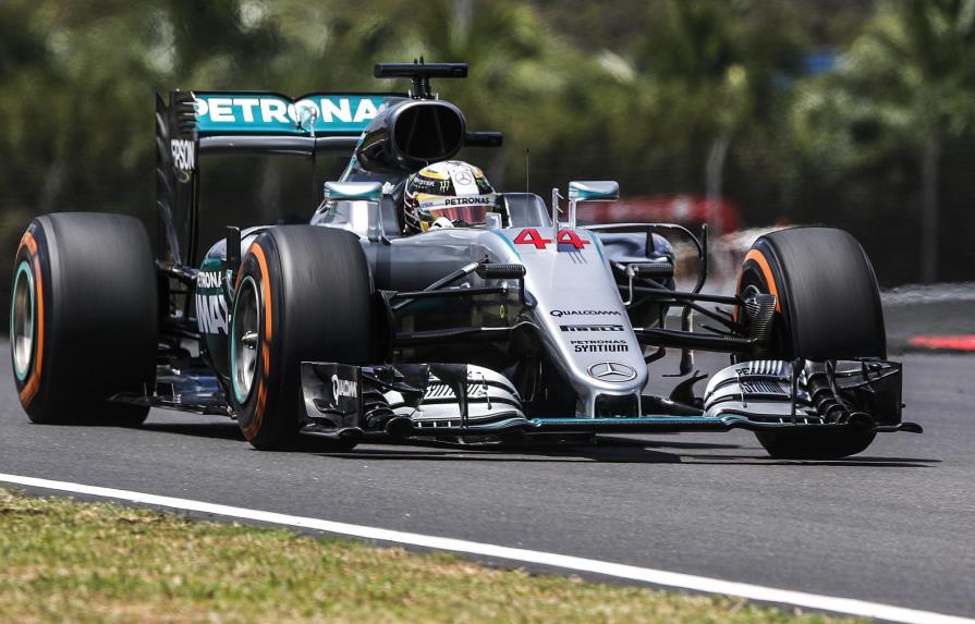 Lewis Hamilton domina las prácticas del GP de Malasia de Fórmula Uno