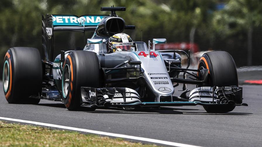 Lewis Hamilton domina las prácticas del GP de Malasia de Fórmula Uno
