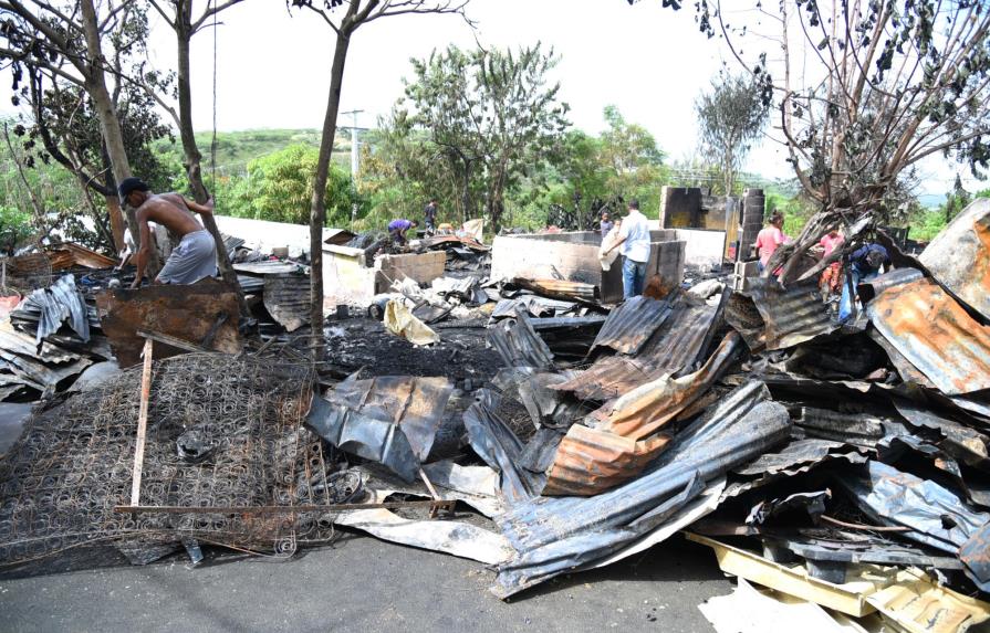 Fuego arrasa con cinco casas en sector Cienfuegos de Santiago