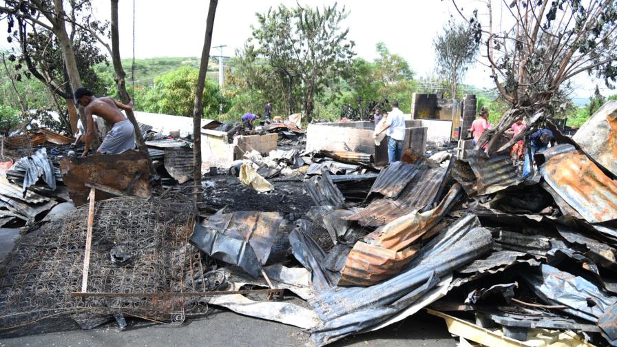 Fuego arrasa con cinco casas en sector Cienfuegos de Santiago Fuego arrasa con cinco casas en sector Cienfuegos de Santiago