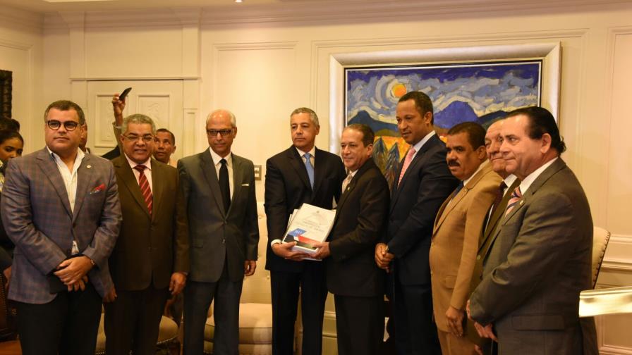 Emisiones por $171,886 millones financiarán Presupuesto
Emisiones por $171,886MM financiarán Presupuesto Emisiones por $171,886 millones financiarán Presupuesto
Emisiones por $171,886MM financiarán Presupuesto