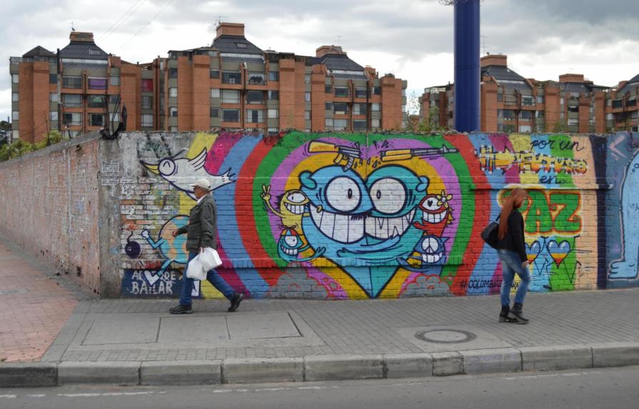 Artistas urbanos pintan en la calle su apoyo al sí en plebiscito por la paz 