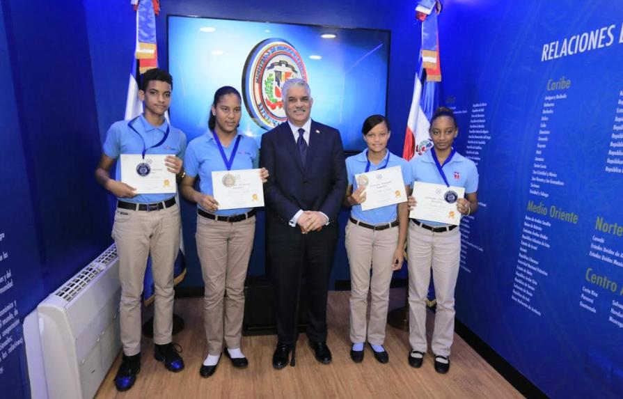 Miguel Vargas reconoce a estudiantes como “Embajadores Estudiantiles Honoríficos”