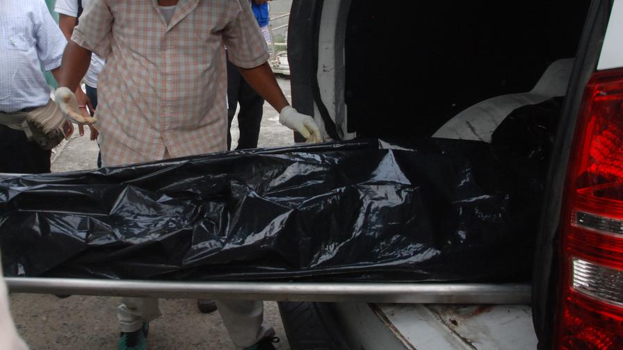 Hombre mata a puñaladas a su mujer,  incendia vivienda y muere calcinado