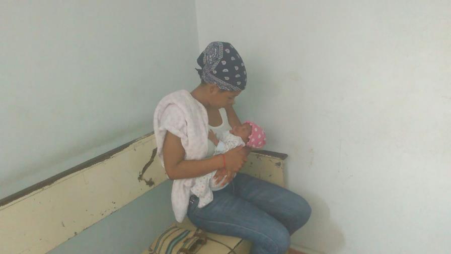 El drama de una madre que amamanta su bebé en prisión