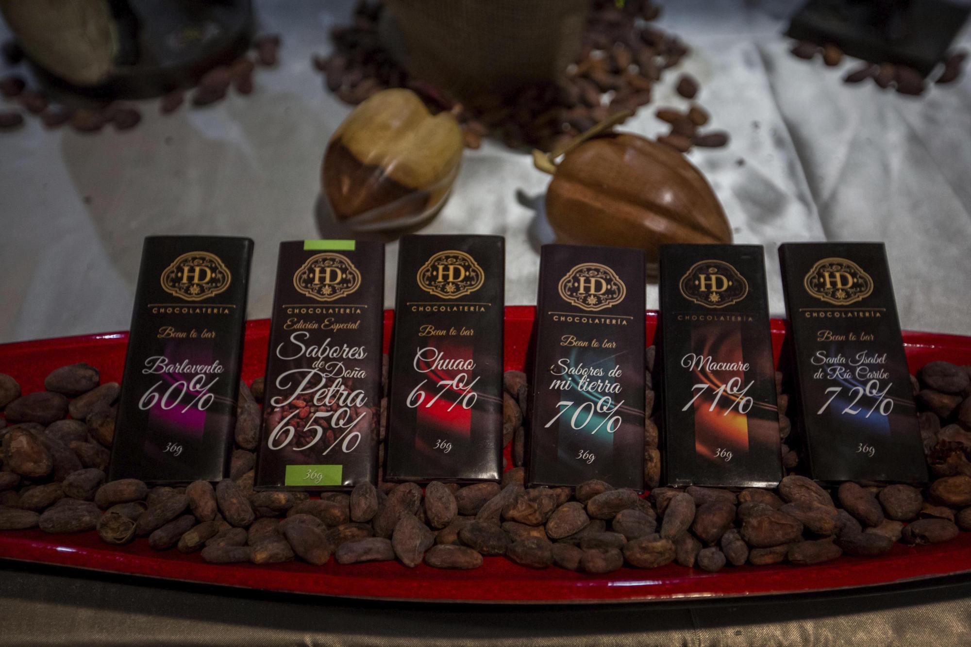 Barras de chocolate expuestas en un stand de la IV Expoferia Internacional del Chocolate el 30 de septiembre del 2016, en Caracas (Venezuela). 