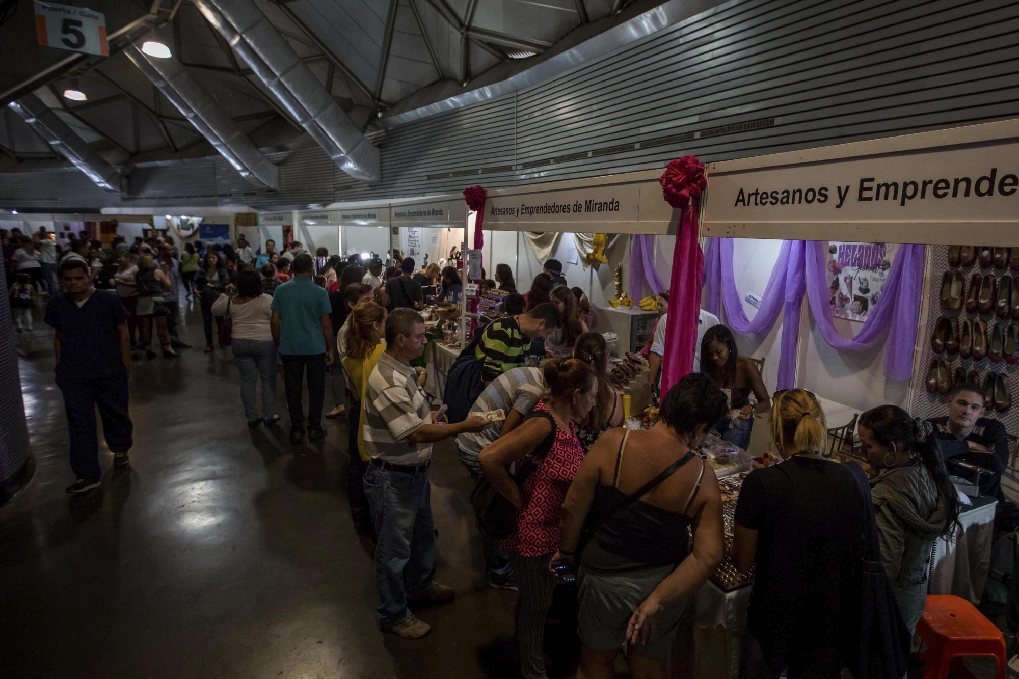 Decenas de personas visitan la IV Expoferia Internacional del Chocolate el 30 de septiembre del 2016, en Caracas (Venezuela). 