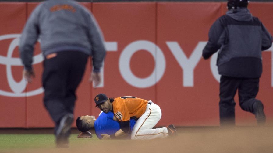 Jugador de los Gigantes de San Francisco derriba a fanático que entró al terreno 