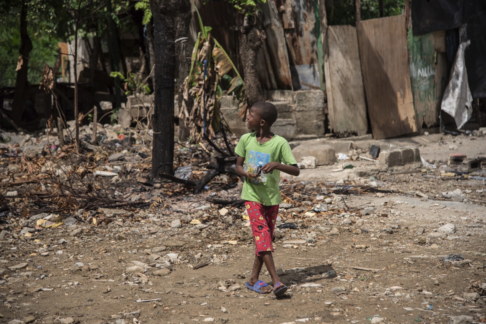 Un niño camina entre los escombros de la Vieja Barquita