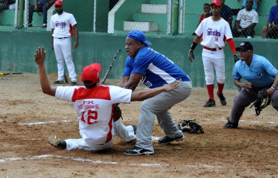 Manlio, Emce Adovenprofar y Los Prados, ganan en sóftbol 
