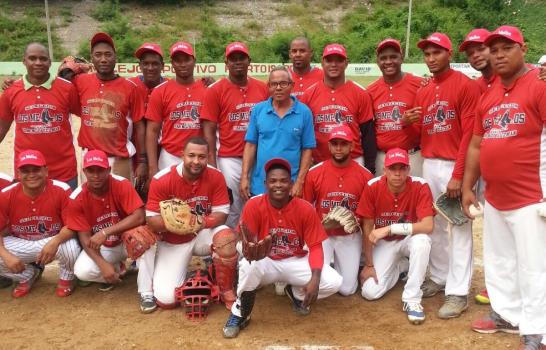 Manlio, Emce Adovenprofar y Los Prados, ganan en sóftbol 