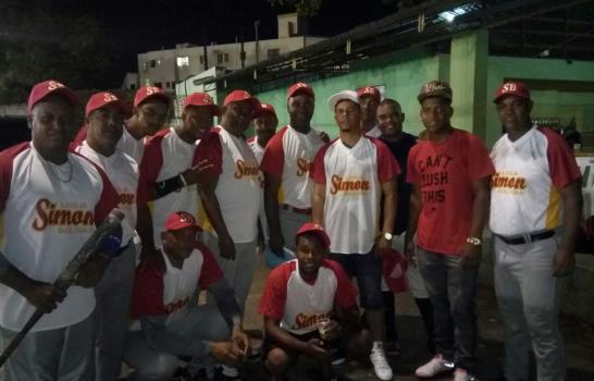 Manlio, Emce Adovenprofar y Los Prados, ganan en sóftbol 