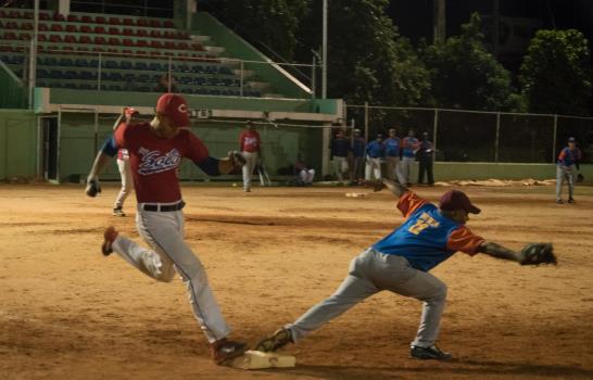 Manlio, Emce Adovenprofar y Los Prados, ganan en sóftbol 