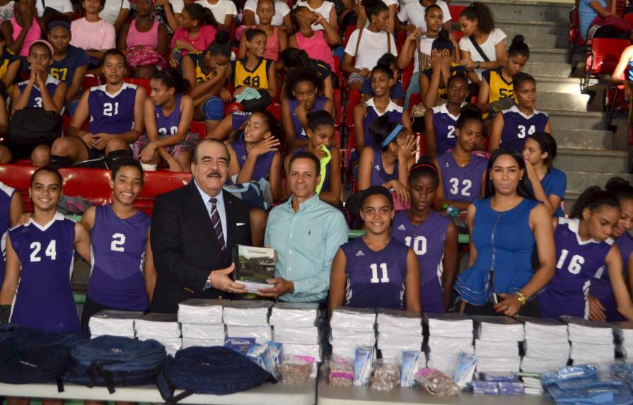 Fundación Opal Jeans aporte útiles escolares al Proyecto Nacional de Voleibol