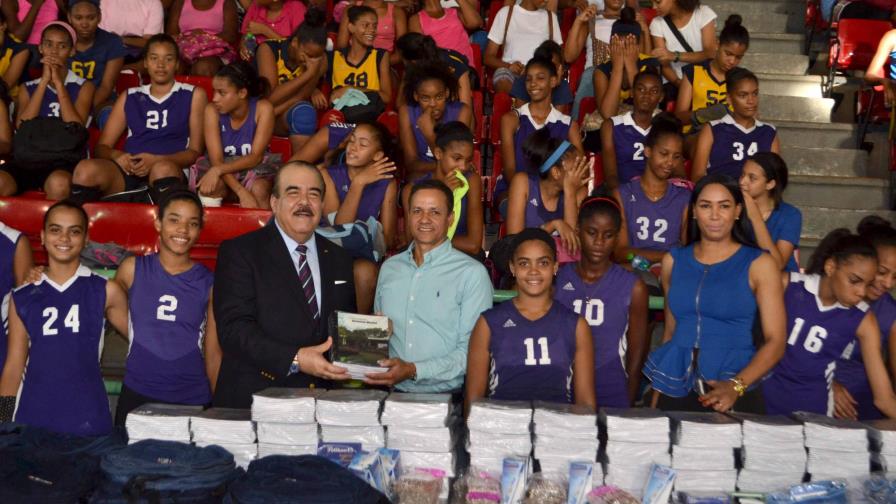 Fundación Opal Jeans aporte útiles escolares al Proyecto Nacional de Voleibol Fundación Opal Jeans aporte útiles escolares al Proyecto Nacional de Voleibol