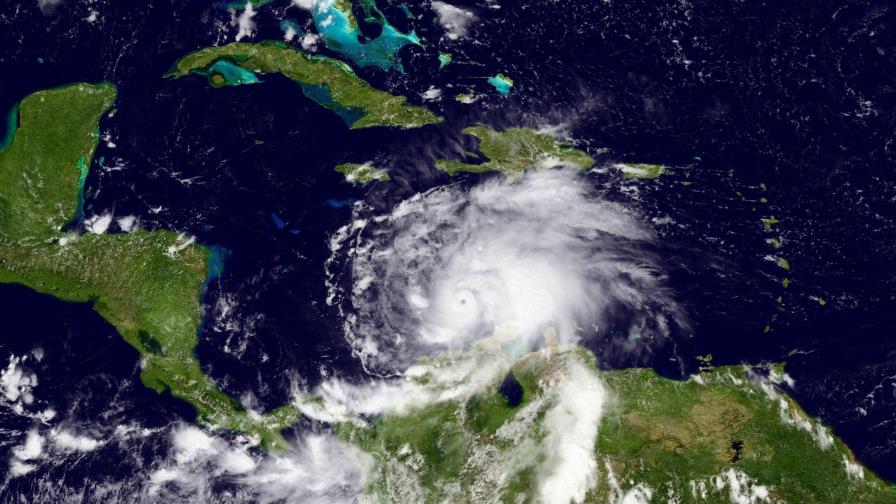 Huracán Matthew mantiene categoría 4 y sigue en alerta Jamaica y Haití 