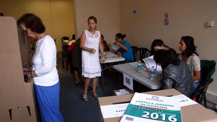 Los colegios electorales de Colombia abren para el plebiscito de la paz Los colegios electorales de Colombia abren para el plebiscito de la paz