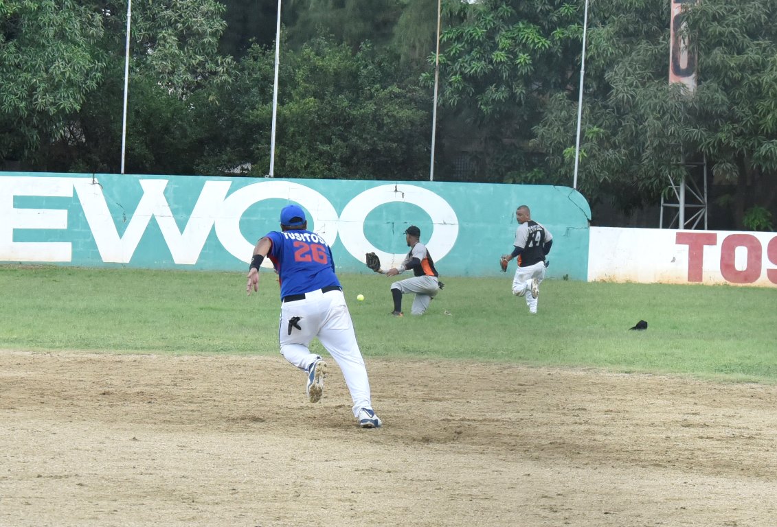 Momento de acción en el partido entre Luperon-C y Adovenprofar-B, celebrado el domingo en el estadio de los Astroboys deToshiba.