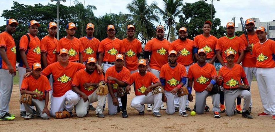 El equipo Emce-B que participa en el torneo Rubén Pimentel de sóftbol del Distrito Nacional. 