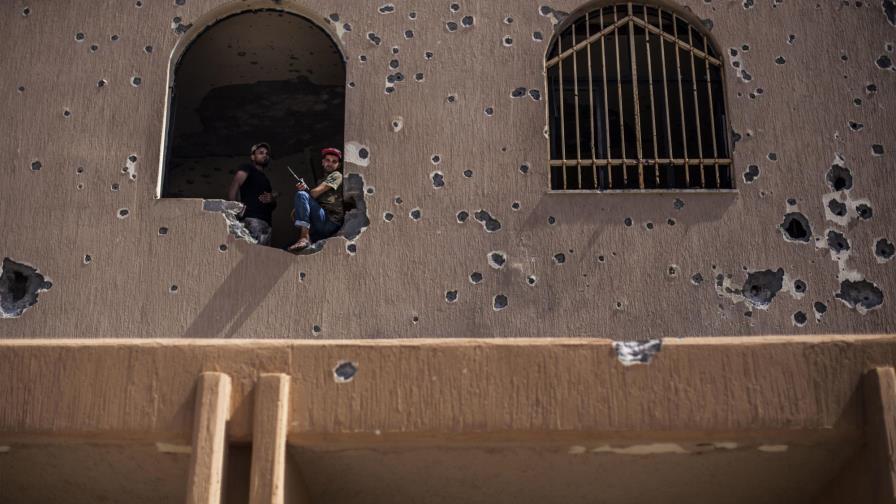 Periodista holandés muere por disparos de un francotirador yihadista en Sirte