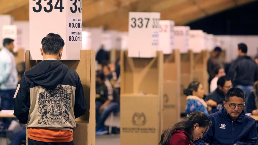 Colegios electorales de Colombia cierran votación del plebiscito de la paz
