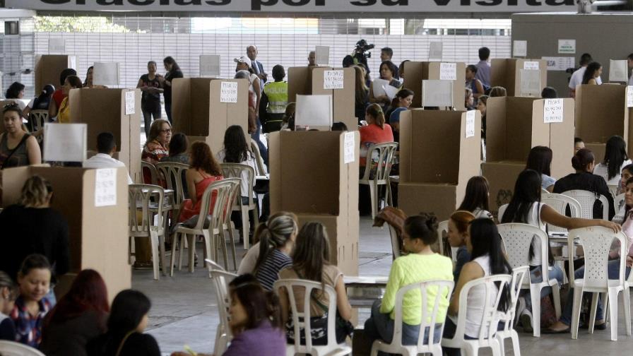 El “sí” lidera resultado cerrado del plebiscito por la paz en Colombia 