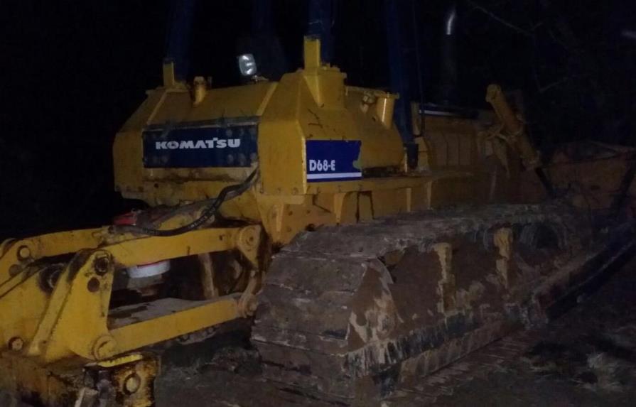 Medio Ambiente detiene encargado de tractor que hacía camino ilegal en Constanza