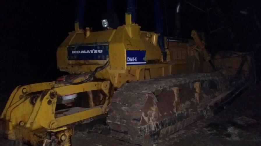 Medio Ambiente detiene encargado de tractor que hacía camino ilegal en Constanza