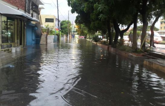 Lluvias generan inundaciones urbanas en Santo Domingo