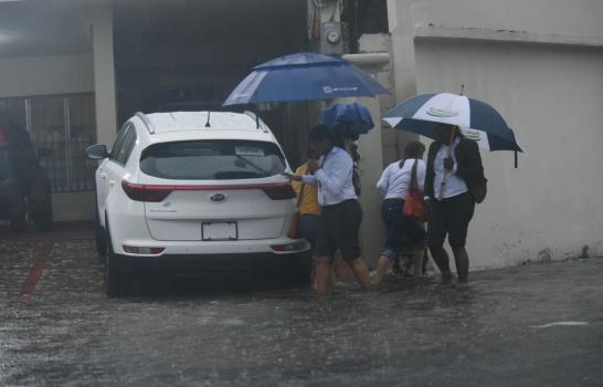 Lluvias generan inundaciones urbanas en Santo Domingo