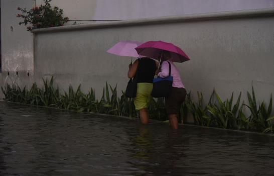 Lluvias generan inundaciones urbanas en Santo Domingo