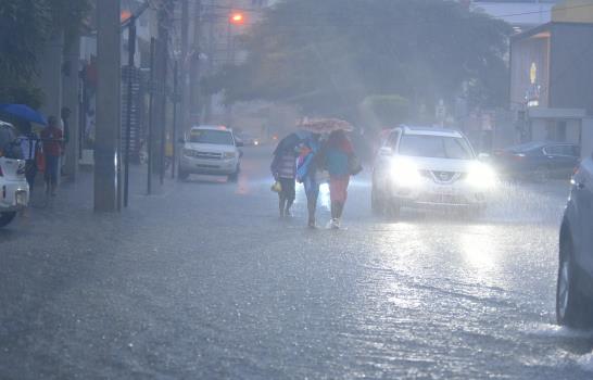 Lluvias generan inundaciones urbanas en Santo Domingo