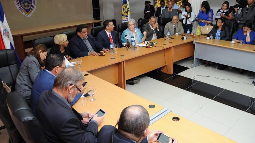 Ministra de Salud pide alcaldías dupliquen esfuerzos para evitar acumulación de basura