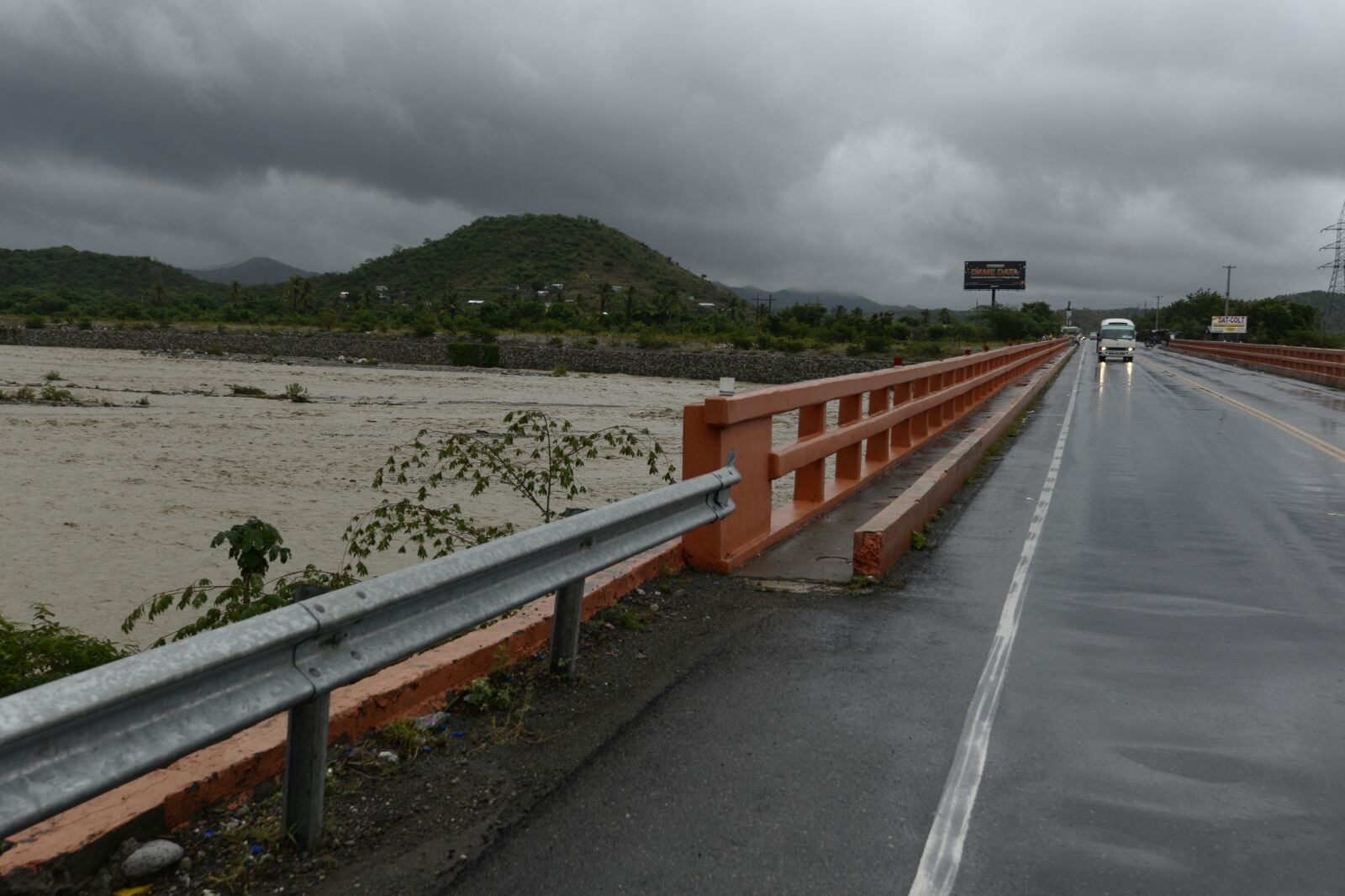 El aumento del caudal del río Ocoa preocupa a los residentes de distintas comunidades en las márgenes del afluente